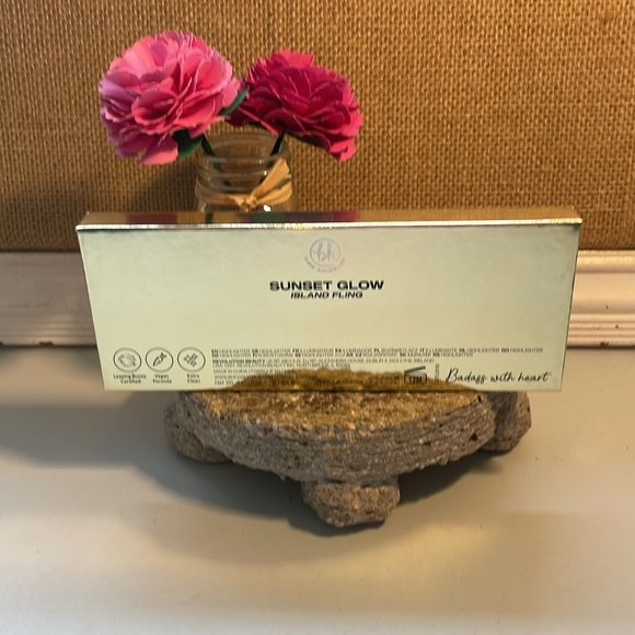 BH Los Angeles Sunset Glow Highlight Palette in Island Fling‎ - Picture 5 of 8